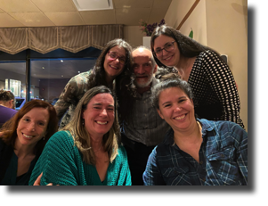 Gilles bien entour&eacute; par Marie, M&eacute;lissa, &Eacute;lisabeth, Marie-&Egrave;ve et Julie