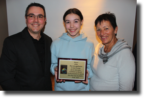 Plaque remise &agrave; Chlo&eacute; par Johanne et Dave.