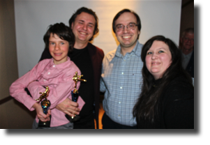 Troph&eacute;es remis par Adam et Claudia &agrave; Elliot et Alexandre (d&eacute;sol&eacute; pour la mauvaise qualit&eacute; de la photo)