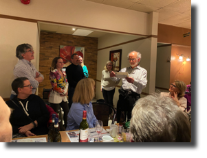 Remise d'un cadeau par Marc, Kariine, St&eacute;phane, M&eacute;lissa et Dominique